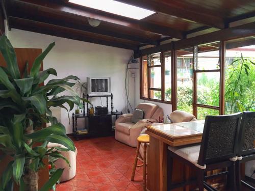a living room with a couch and a table at Casa Kibi Kibi in San José