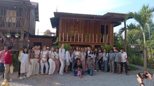 eine Gruppe von Menschen steht vor einem Haus in der Unterkunft Battambang Eco Stay &cooking class in Battambang