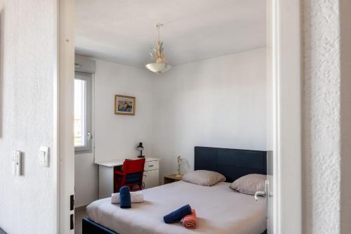 a bedroom with a bed and a desk with a chair at Ô Cocon Paisible - WiFi, Calme, Smart TV, Parking - A 2min du Campus TBS in Quint-Fonsegrives