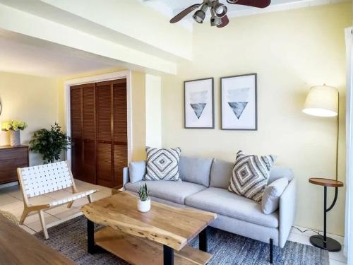 Χώρος καθιστικού στο Cruz Bay Oasis Walk to Beach & Restaurants