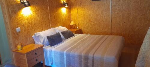 Giường trong phòng chung tại Quinta da Bolota Guest House