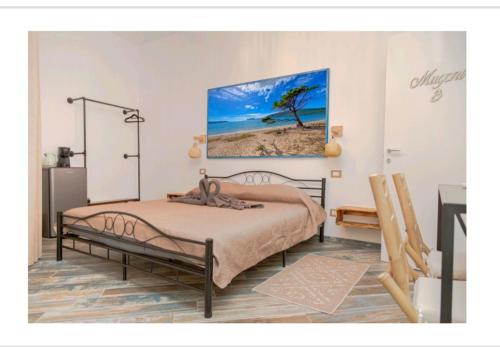 a bedroom with a bed and a tree on a beach at Le case nel vicolo rooms in Alghero