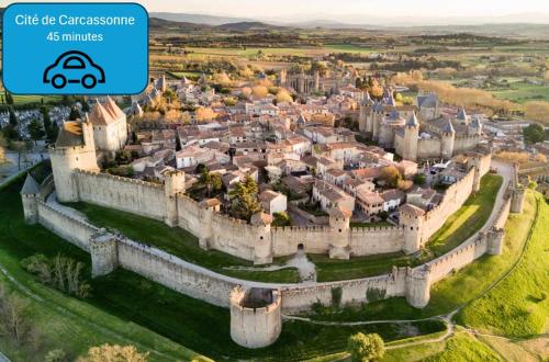 een luchtfoto van een kasteel met een stad bij Sejour plage Port-la-Nouvelle in Port-la-Nouvelle