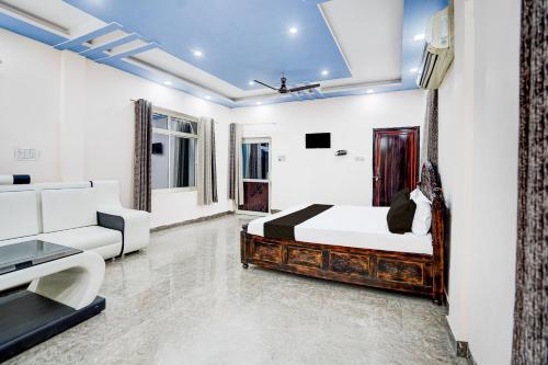 Un pat sau paturi într-o cameră la SPOT ON Adhunik Publishing and Guest house