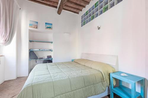 En eller flere senge i et værelse på Bilocale Porto Azzurro - Goelba