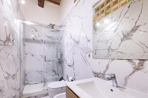 Et badeværelse på Bilocale Porto Azzurro - Goelba