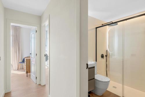 une salle de bain avec toilettes et douche dans l'établissement Dúplex de Lujo Frente al Mar Terraza en Radazul, à Radazul