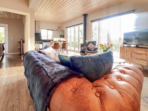 a large couch in a living room with a television at Kites Nest-Qu7488 in Highgate