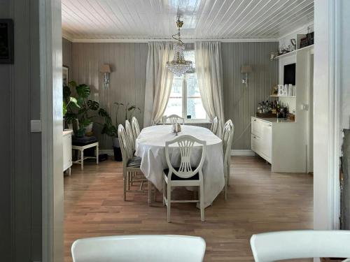 Khu vực ghế ngồi tại Charming School House From 1926 In Gunnarskog