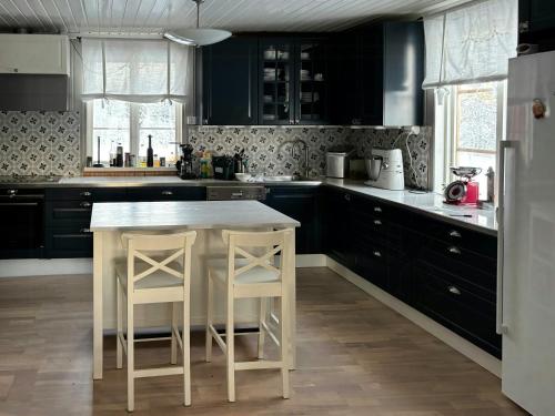 Nhà bếp/bếp nhỏ tại Charming School House From 1926 In Gunnarskog