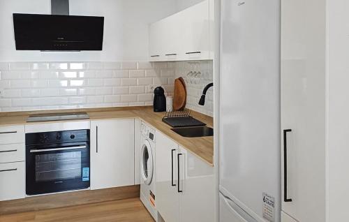 une cuisine blanche avec un évier et une cuisinière dans l'établissement Amazing Apartment In Barbate With Wifi, à Barbate