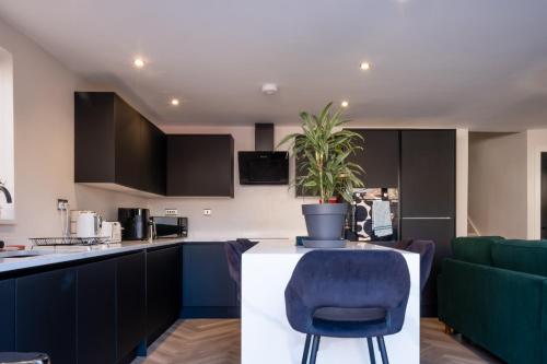 Luxury 4BDR House By Torr Property Group Contractors Accommodation With Free Gated Secure Parking & Private Patio Garden Liverpool photo 14