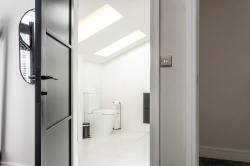 Luxury 4BDR House By Torr Property Group Contractors Accommodation With Free Gated Secure Parking & Private Patio Garden Liverpool photo 43