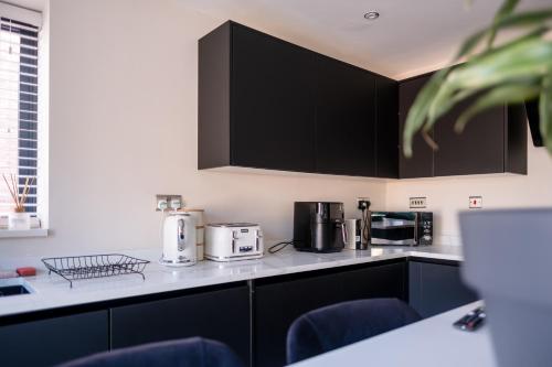 Luxury 4BDR House By Torr Property Group Contractors Accommodation With Free Gated Secure Parking & Private Patio Garden Liverpool photo 21