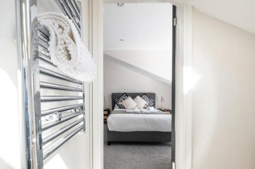 Luxury 4BDR House By Torr Property Group Contractors Accommodation With Free Gated Secure Parking & Private Patio Garden Liverpool photo 38