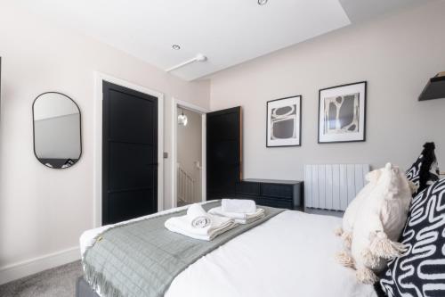 Luxury 4BDR House By Torr Property Group Contractors Accommodation With Free Gated Secure Parking & Private Patio Garden Liverpool photo 40