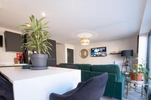 Luxury 4BDR House By Torr Property Group Contractors Accommodation With Free Gated Secure Parking & Private Patio Garden Liverpool photo 11