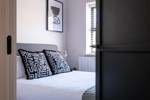 Luxury 4BDR House By Torr Property Group Contractors Accommodation With Free Gated Secure Parking & Private Patio Garden Liverpool photo 73