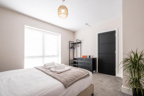 Luxury 4BDR House By Torr Property Group Contractors Accommodation With Free Gated Secure Parking & Private Patio Garden Liverpool photo 32