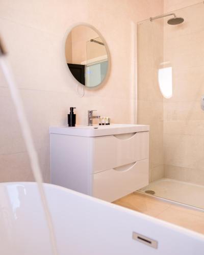 Luxury 4BDR House By Torr Property Group Contractors Accommodation With Free Gated Secure Parking & Private Patio Garden Liverpool photo 51