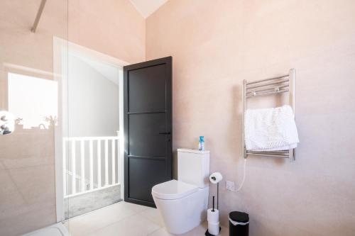 Luxury 4BDR House By Torr Property Group Contractors Accommodation With Free Gated Secure Parking & Private Patio Garden Liverpool photo 53