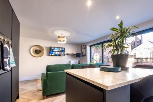 Luxury 4BDR House By Torr Property Group Contractors Accommodation With Free Gated Secure Parking & Private Patio Garden Liverpool photo 8