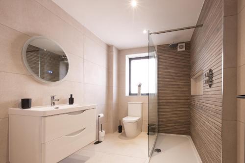 Luxury 4BDR House By Torr Property Group Contractors Accommodation With Free Gated Secure Parking & Private Patio Garden Liverpool photo 57