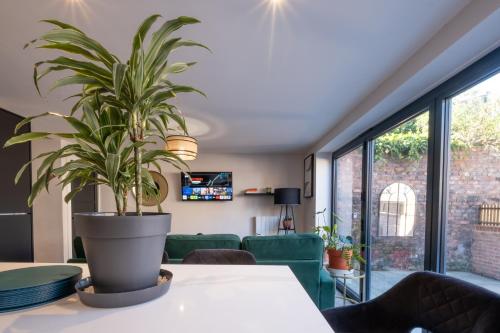 Luxury 4BDR House By Torr Property Group Contractors Accommodation With Free Gated Secure Parking & Private Patio Garden Liverpool photo 9