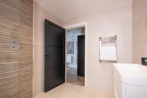 Luxury 4BDR House By Torr Property Group Contractors Accommodation With Free Gated Secure Parking & Private Patio Garden Liverpool photo 65