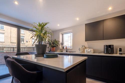Luxury 4BDR House By Torr Property Group Contractors Accommodation With Free Gated Secure Parking & Private Patio Garden Liverpool photo 15
