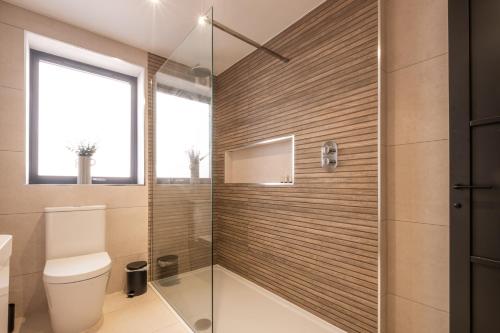 Luxury 4BDR House By Torr Property Group Contractors Accommodation With Free Gated Secure Parking & Private Patio Garden Liverpool photo 58