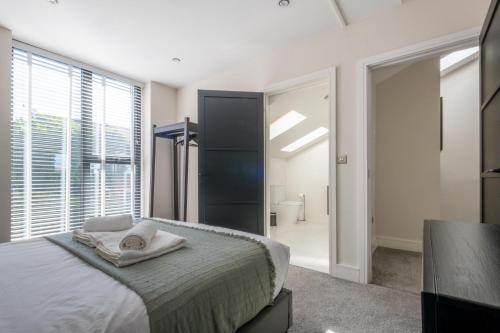 Luxury 4BDR House By Torr Property Group Contractors Accommodation With Free Gated Secure Parking & Private Patio Garden Liverpool photo 41