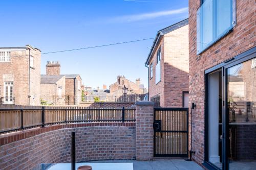 Luxury 4BDR House By Torr Property Group Contractors Accommodation With Free Gated Secure Parking & Private Patio Garden Liverpool photo 82