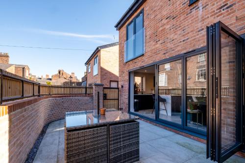 Luxury 4BDR House By Torr Property Group Contractors Accommodation With Free Gated Secure Parking & Private Patio Garden Liverpool photo 83