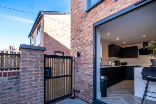Luxury 4BDR House By Torr Property Group Contractors Accommodation With Free Gated Secure Parking & Private Patio Garden Liverpool photo 84