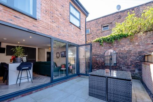 Luxury 4BDR House By Torr Property Group Contractors Accommodation With Free Gated Secure Parking & Private Patio Garden Liverpool photo 85