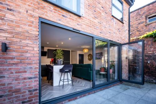 Luxury 4BDR House By Torr Property Group Contractors Accommodation With Free Gated Secure Parking & Private Patio Garden Liverpool photo 86