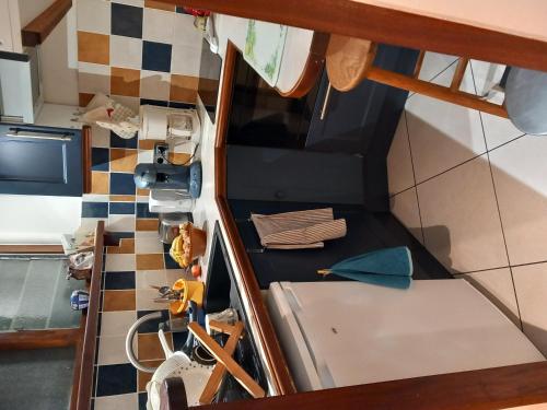 een uitzicht op een kleine keuken met een aanrecht bij F1 Massif du Canigou in Vernet-les-Bains