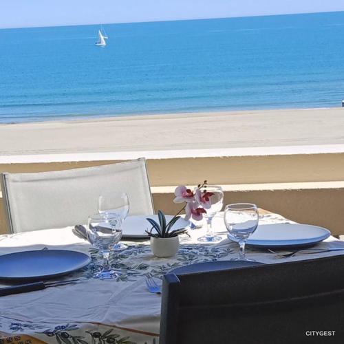 Superbe T2 parking wifi climatisé face Mer et Piscine - 4 Etoiles