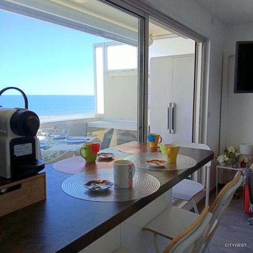 Superbe T2 parking wifi climatisé face Mer et Piscine - 4 Etoiles