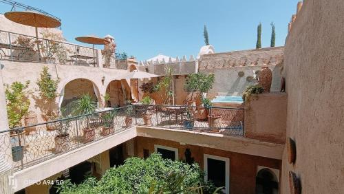 マラケシュにあるリヤド モードの2つのバルコニーと中庭のある建物の眺め