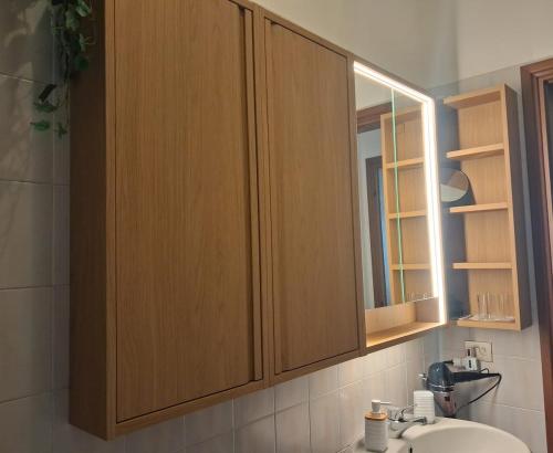 a bathroom with a sink and a mirror at Bilocale comodamente collegato con centro Milano in Garbagnate Milanese