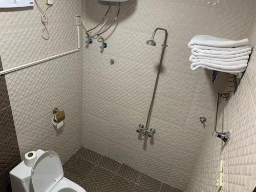 Ένα μπάνιο στο القصر السكرى للشقق المخدومة