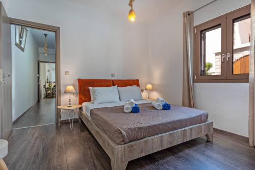 een slaapkamer met een groot bed met handdoeken erop bij Casa Sofia, By Hellocrete in Spílion