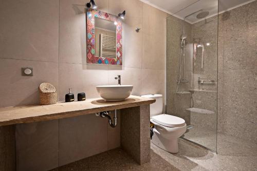 een badkamer met een wastafel, een toilet en een douche bij Casa Sofia, By Hellocrete in Spílion