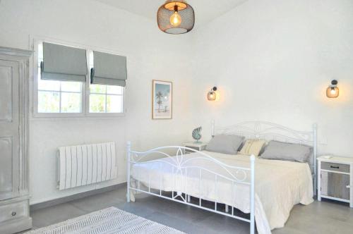 Ένα ή περισσότερα κρεβάτια σε δωμάτιο στο Provencal Villa With Pool Near Figanières