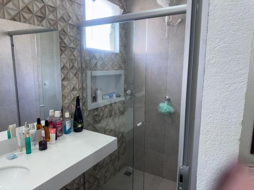 ein Badezimmer mit Dusche und Waschbecken in der Unterkunft Casa Férias Xero in Capitólio