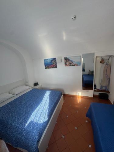 Ένα ή περισσότερα κρεβάτια σε δωμάτιο στο Positano cozy apartment on street level