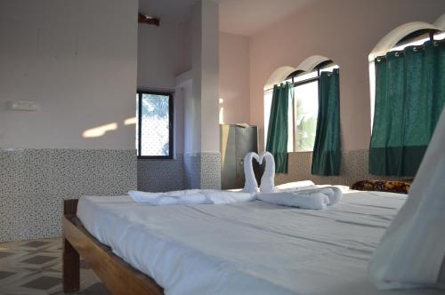 Postel nebo postele na pokoji v ubytování Aakarsh Hill View Hotel