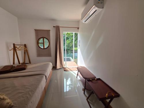 Ένα ή περισσότερα κρεβάτια σε δωμάτιο στο ไวท์ เฮ้าท์ แคมป์ ชะอม